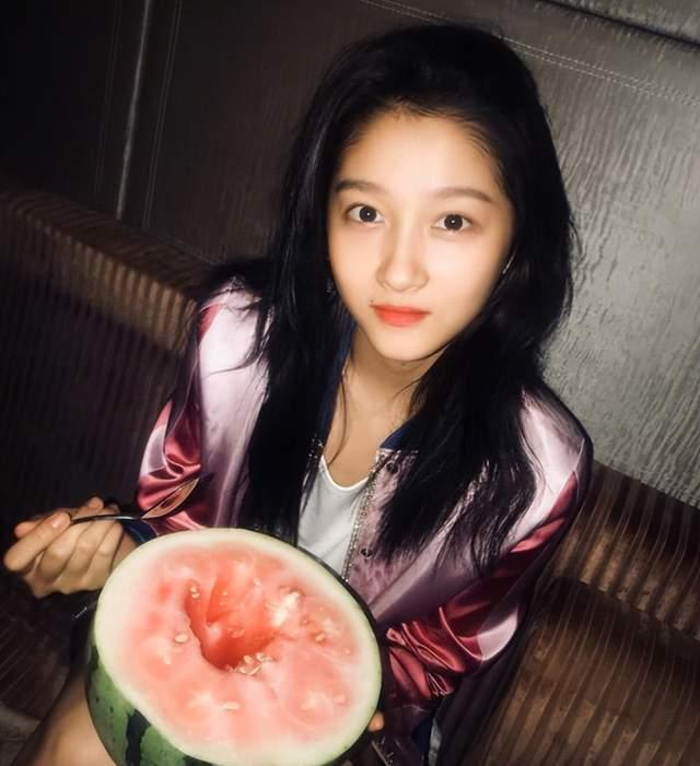 娱乐圈吃瓜照片,吃瓜照片揭秘明星幕后真相